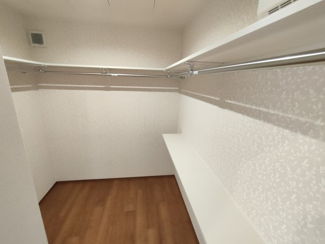 筑西市井上　築浅二世帯住宅の収納|〇ウォークインクローゼット〇
1階には大容量ウォークインクロゼットを設置！パイプや枕棚で空間を立体的に使います。衣類の種類や使用頻度に合わせて、整頓できます。
2026年2月撮影