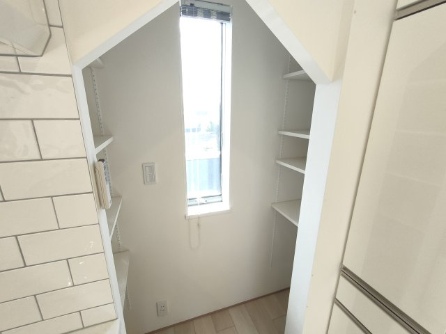 筑西市井上　築浅二世帯住宅の収納|〇2階　キッチンパントリー〇
キッチン横にパントリーがございます。お気に入りの食器や保存食などを収納することができます（＾＾）
2026年2月撮影