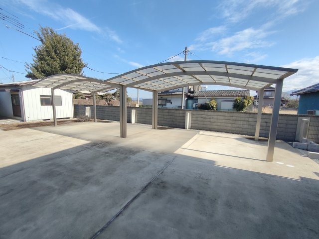 筑西市井上　築浅二世帯住宅の駐車場|〇カーポート〇
雨や汚れから大切な車を守るカーポート付き♪
2026年2月撮影