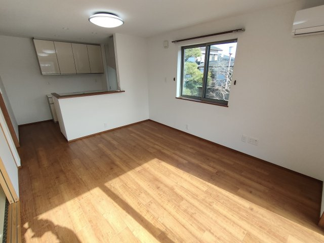 筑西市井上　築浅二世帯住宅の居間・リビング|〇1階　リビング〇
落ち着きのある木目調のリビング。南面に窓がございますので太陽の光を反射し、室内を明るく保つことができます♪
2026年2月撮影