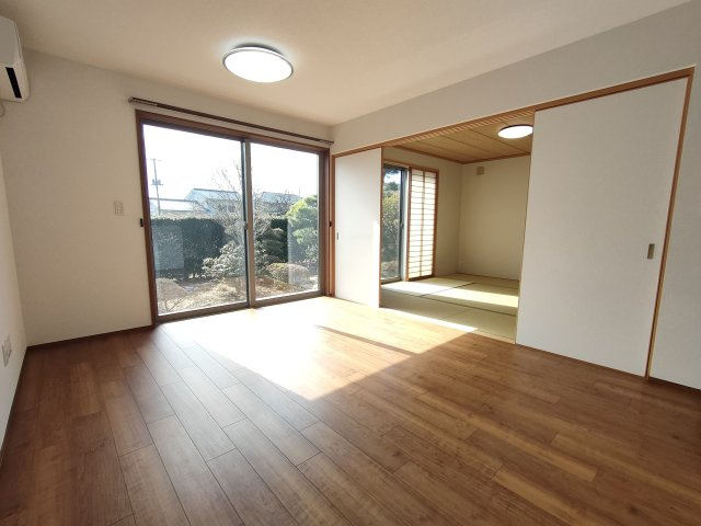 筑西市井上　築浅二世帯住宅の居間・リビング|〇1階　リビング〇
明るいリビング。続き間の和室と合わせると更に開放的な空間が広がります♪
2026年2月撮影