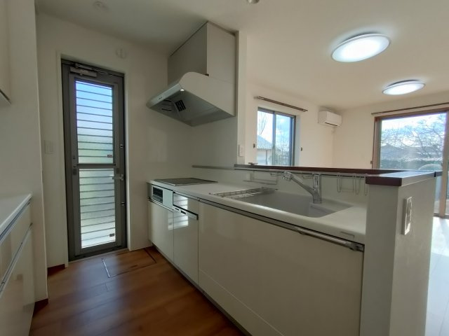 筑西市井上　築浅二世帯住宅のキッチン|〇1階　キッチン〇
お掃除楽々なIHクッキングッヒーター（＾＾）勝手口があるので、買い物帰りやゴミ出しの際に便利です♪
2026年2月撮影