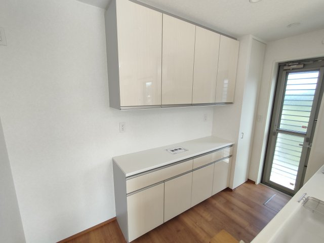 筑西市井上　築浅二世帯住宅のキッチン|〇1階　キッチン〇
収納豊富で明るいキッチン♪
2026年2月撮影