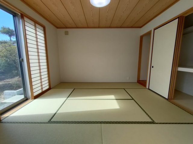 筑西市井上　築浅二世帯住宅の和室|〇1階　和室　8帖〇
8帖の和室。ゆったりくつろぎたいときに嬉しいスペースです♪来客用のお部屋としてもご使用いただけます（＾＾）
2026年2月撮影