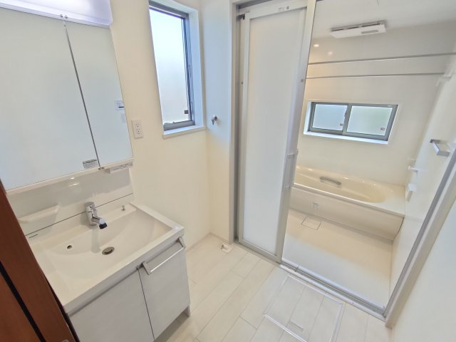 筑西市井上　築浅二世帯住宅の独立洗面台|〇1階　洗面所〇
明るい洗面脱衣室♪小窓があるので、換気もしっかりできます（＾＾）
2026年2月撮影