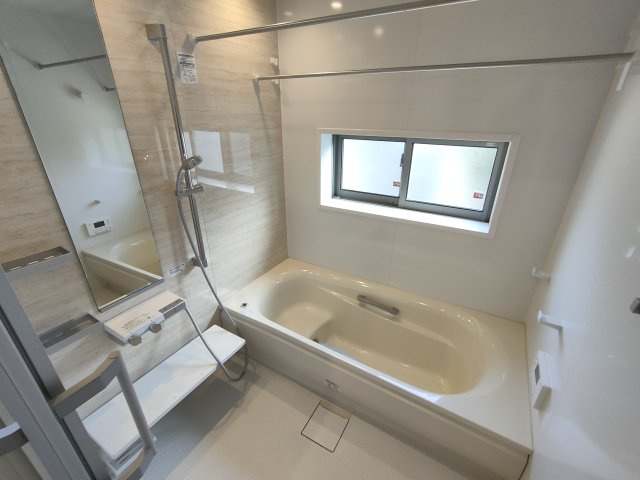 筑西市井上　築浅二世帯住宅の浴室|〇1階　浴室〇
空気もこもらずいつもクリーンな浴室乾燥機付の広々バスルーム♪ゆったり入って疲れを癒すことができます（＾＾）
2026年2月撮影