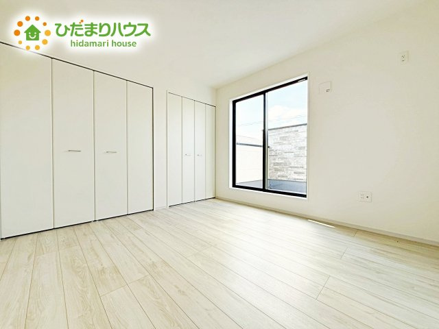 【寝室】 | 水戸市元吉田町5期　新築戸建　1号棟 | 主寝室は広々していて安らげる空間に。大きな窓から光が差し込み、朝の目覚めも良さそう♪