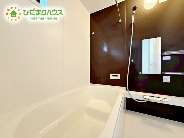 【浴室】 | 水戸市元吉田町5期　新築戸建　1号棟 | 浴室には窓があり、換気が良好です。リラックスできるバスタイムを楽しむことができ、心地よい空間を提供します。