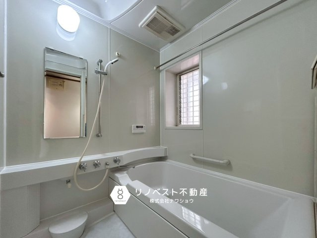 東大阪市若江本町3丁目の浴室|白を基調とされたバスルームは家族で入れるくらいの広さがございます♪