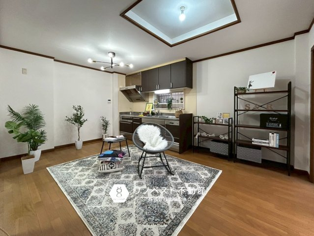 東大阪市若江本町3丁目の居間・リビング|床暖房完備された約11帖LDKです♪