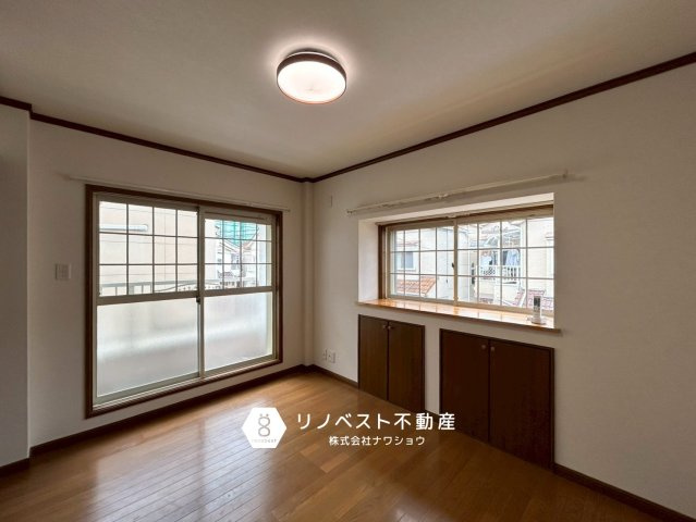 東大阪市若江本町3丁目の洋室|２面採光で明るい洋室。全居室にクローゼット付きです◎