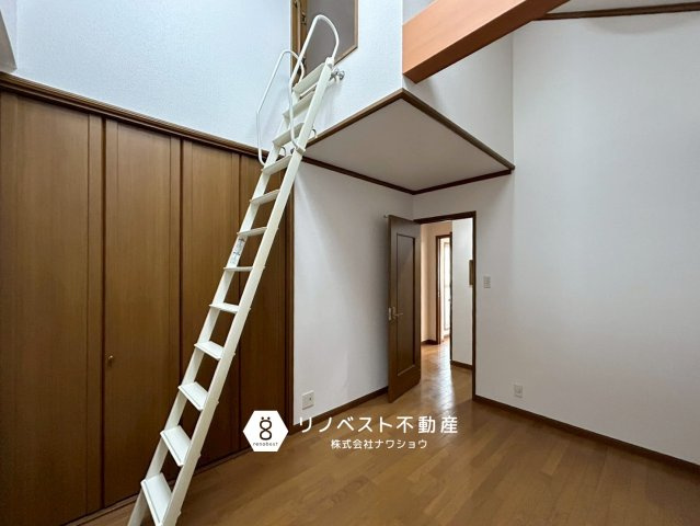 東大阪市若江本町3丁目の洋室|屋根裏収納付きの洋室。天窓が付いており非常に明るいです♪