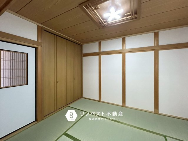 東大阪市若江本町3丁目の和室|リビングに隣接する和室は寝室にピッタリです。廊下にもリビングにもつながっているため動線画良いです◎