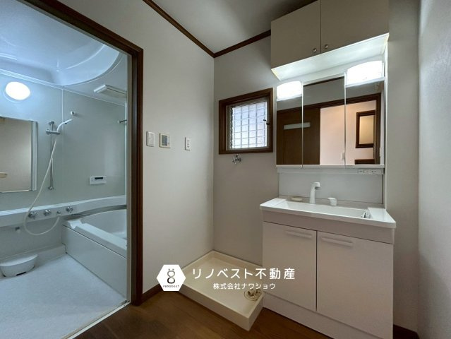 東大阪市若江本町3丁目の独立洗面台|脱衣所としても十分なスペースのある洗面室。三面鏡付独立洗面台で使い勝手良いです♪