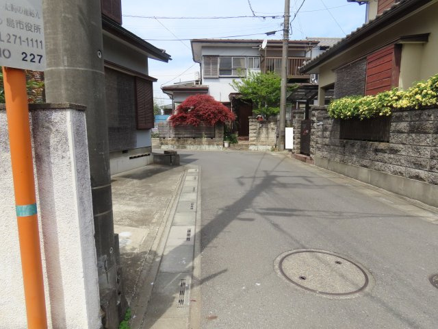 鶴ヶ島市中新田売地の前面道路含む現地写真