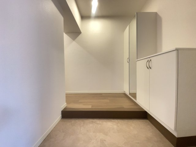 チサンマンション小笹の玄関|【リノベーション仕様】玄関入るとお洒落で綺麗なナチュラルの色彩です。