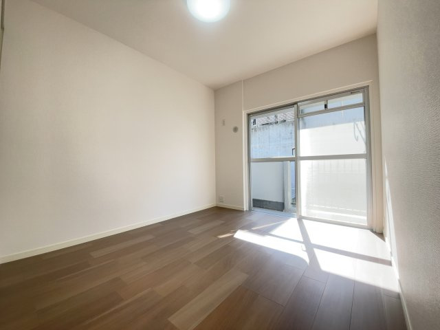 チサンマンション小笹の洋室|【リノベーション仕様】バルコニーに面した洋室はとても明るくお子さんのお部屋にぴったりです。