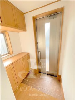 【玄関】 | 桜木町戸建 | 収納もある玄関です