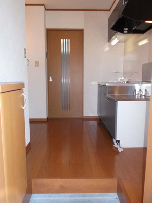 【玄関】 | ハイツソリティアⅢ | （玄関入口 → 台所の矢視）