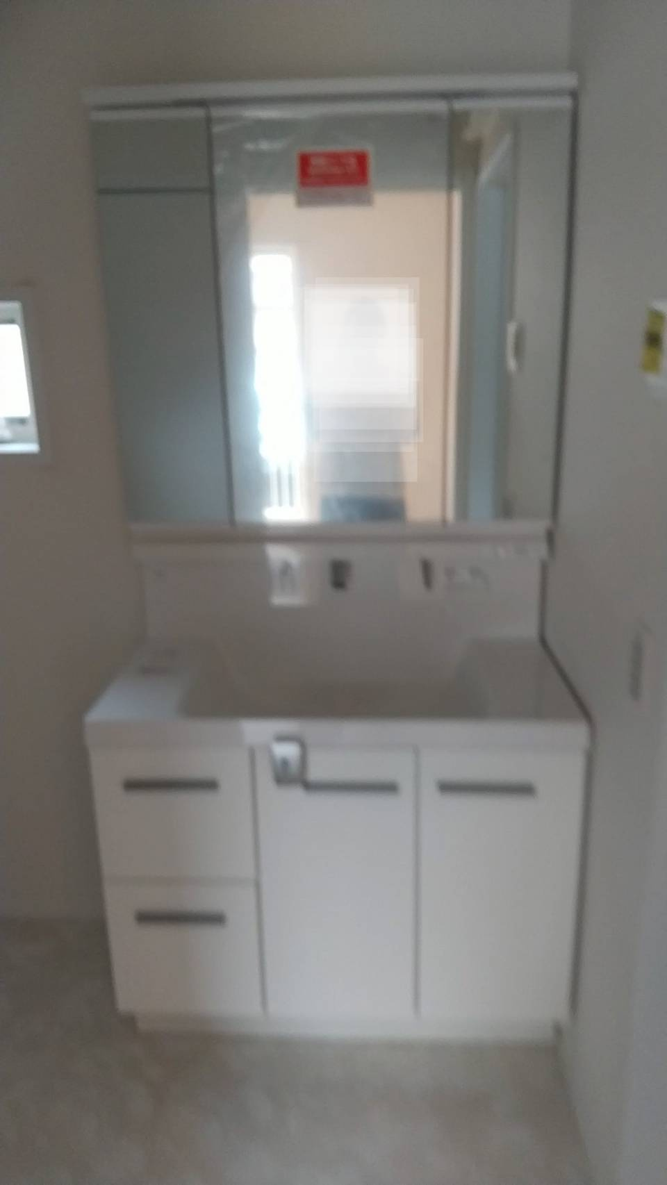 小倉南区中曽根2丁目　中古戸建の独立洗面台|三面鏡付き洗面化粧台で朝の身支度もラクラク♪
※入居前のお写真になります。
【小倉南区　中古戸建】