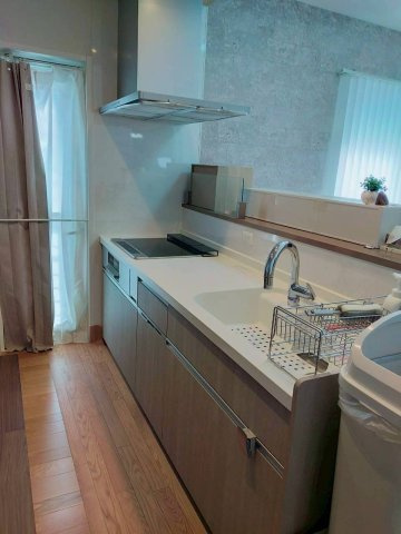 小倉南区中曽根2丁目　中古戸建のキッチン|オール電化で光熱費も削減♪IHコンロでお掃除もラクラク♪
【小倉南区　中古戸建】