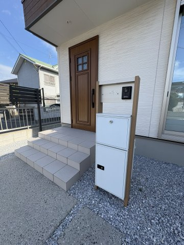 小倉南区中曽根2丁目　中古戸建の玄関|宅配ポスト、宅配ボックス完備！！
【小倉南区　中古戸建】