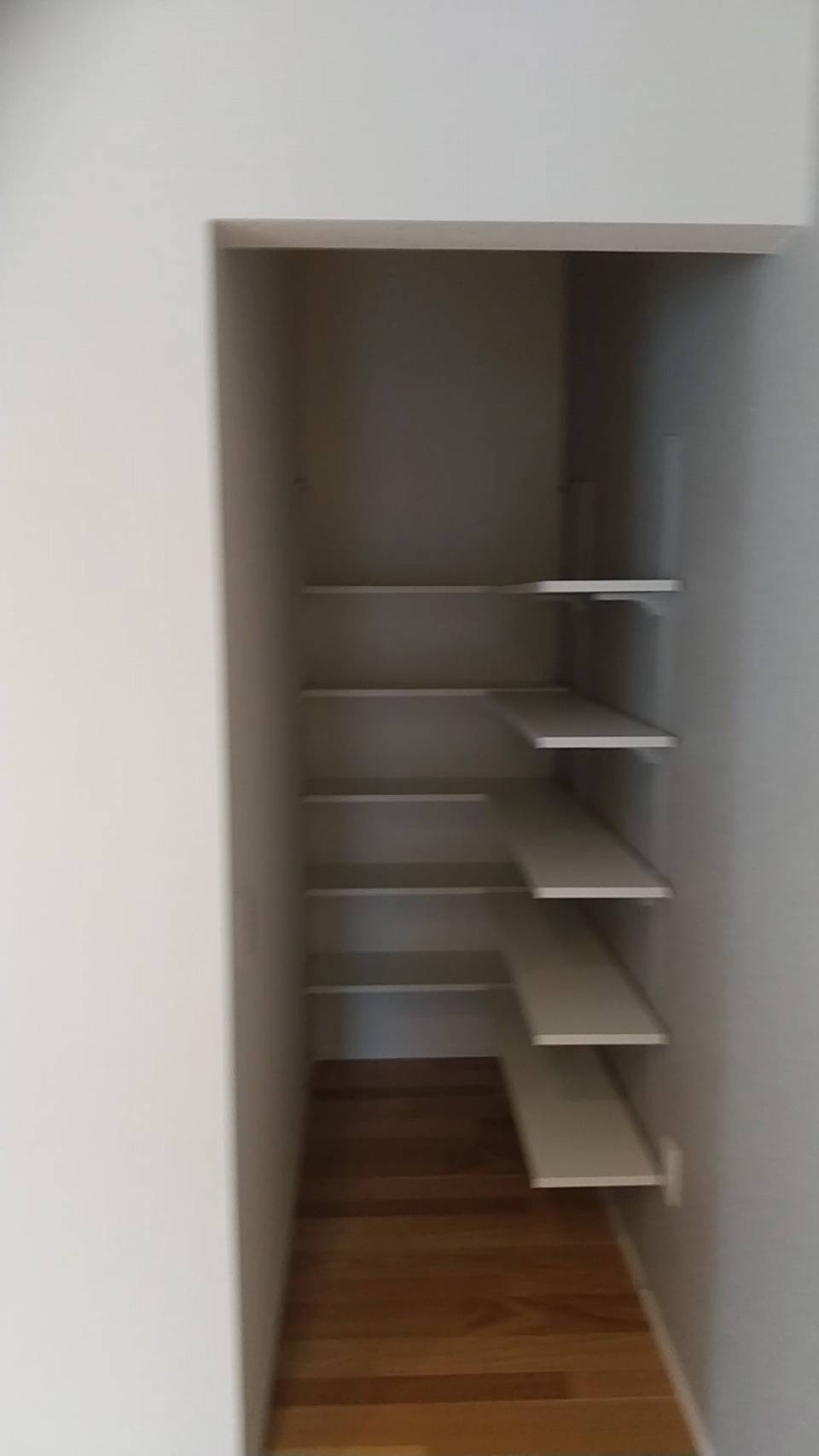 小倉南区中曽根2丁目　中古戸建の収納|キッチン横には嬉しいパントリー付き♪
※入居前のお写真になります。
【小倉南区　中古戸建】