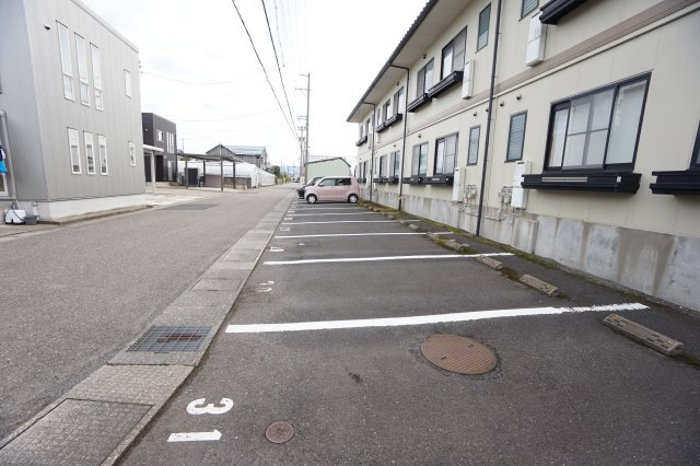 リバティ・ヴィラ　B棟の駐車場