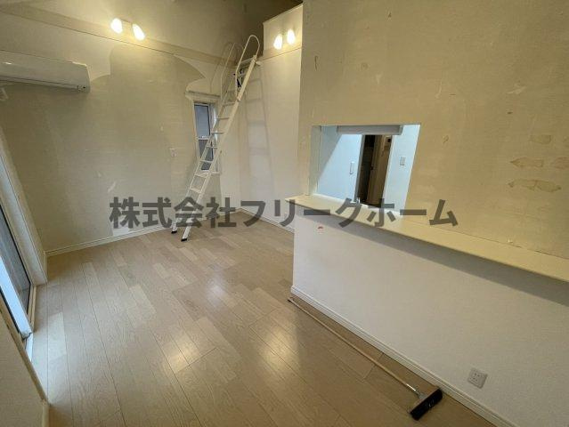 小金井市東町５丁目のアパートの居間・リビング