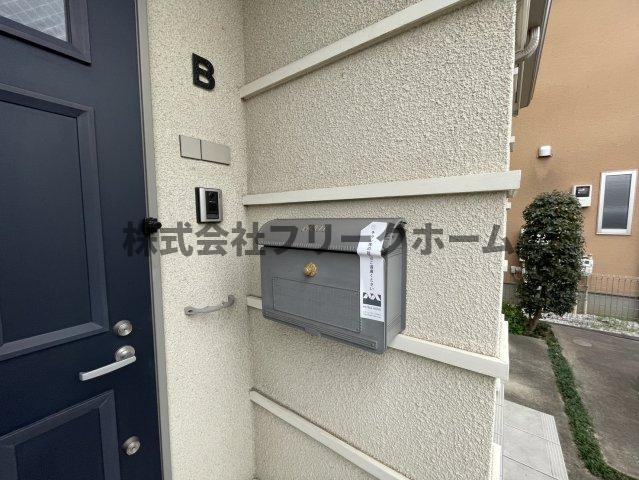 小金井市東町５丁目のアパートのエントランス