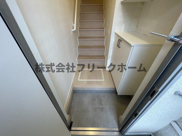 小金井市東町５丁目のアパートの玄関