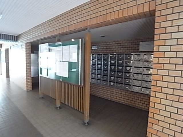 藤和奈良ハイタウン１号棟のエントランス