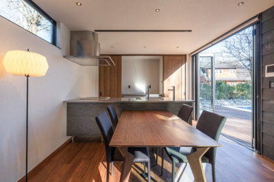 【居間・リビング】 | Vilike八幡野E | キッチン奥には収納スペースも確保