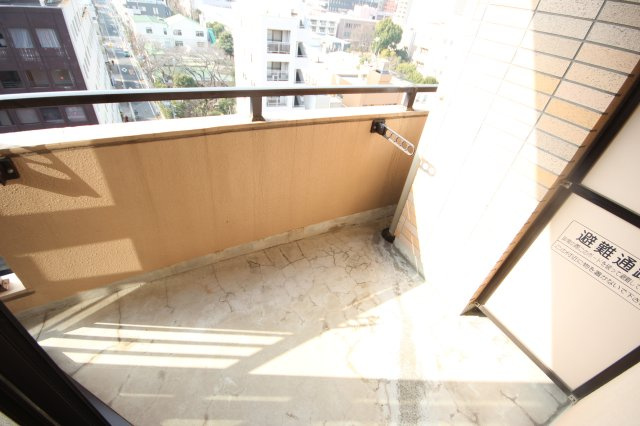 バルコニーからの眺めを楽しみながら食事をしませんか