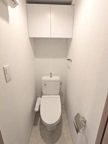 グランカーサ上野松が谷のトイレ|洗面室と独立した温水洗浄便座です