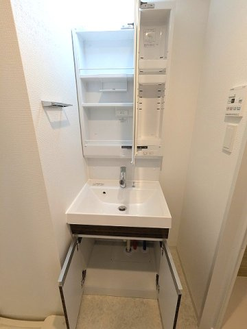 グランカーサ上野松が谷の設備|トイレと独立した洗面脱衣室、2面鏡付・ハンドシャワー付洗面台です