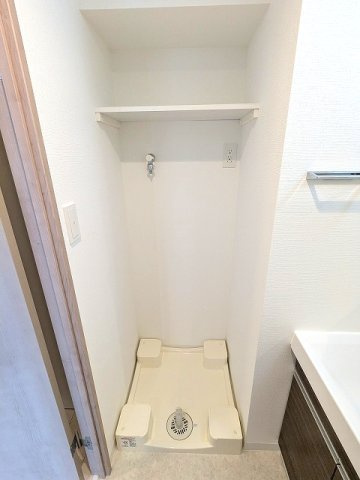 グランカーサ上野松が谷の設備|洗面脱衣室の洗濯機置場は排水口のお手入れしやすい様に手前中央に配置し、足高の防水パンです