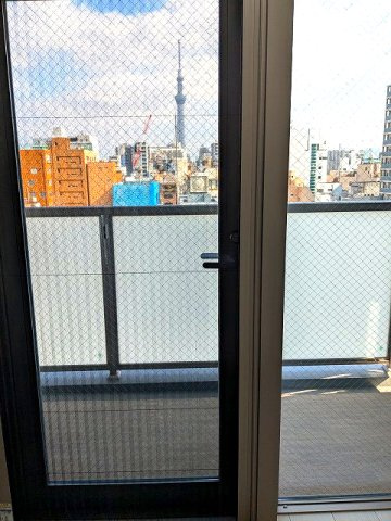 グランカーサ上野松が谷の設備|8F眺望、室内側にジャバラ式の網戸で清潔です