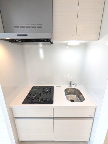 グランカーサ上野松が谷のキッチン|ガス2口システムキッチン、瀟洒でお手入れ楽なガラストップコンロ、シンクしたの収納はスライド式で奥まですっきり収納できます