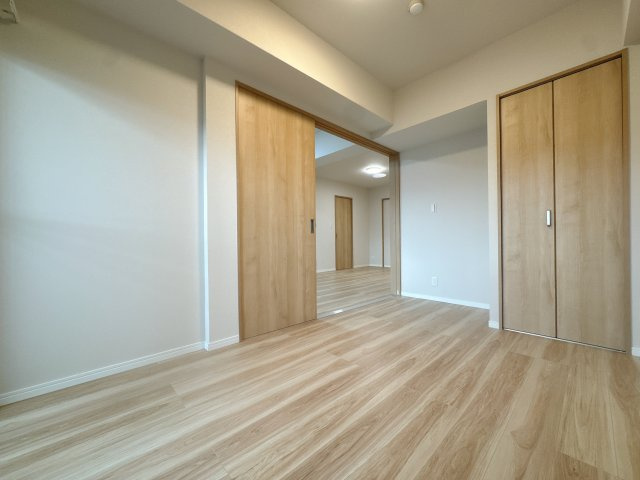【洋室】 | JGMヴェルデ春日2番館☆仲介手数料無料☆ | 全居室に収納を備えた機能的な3LDK。プライベート空間もしっかり確保でき、ファミリーにもおすすめのレイアウトです。