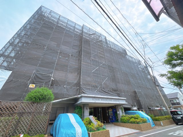 【外観】 | JGMヴェルデ春日2番館☆仲介手数料無料☆ | 青空に映える重厚感のある外観。管理の行き届いた綺麗なマンションです。「博多南」駅も生活圏内。利便性と静穏な住環境を両立したレジデンス。