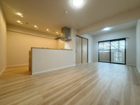 【居間・リビング】 | JGMヴェルデ春日2番館☆仲介手数料無料☆ | 全居室に収納を備えた機能的な3LDK。プライベート空間もしっかり確保でき、ファミリーにもおすすめのレイアウトです。