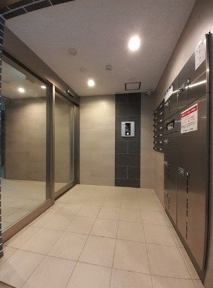 スピティ根津のエントランス