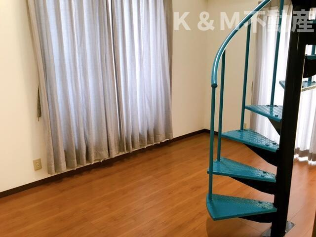 立花戸建てのその他|２階洋間６帖とロフトに上る周… 