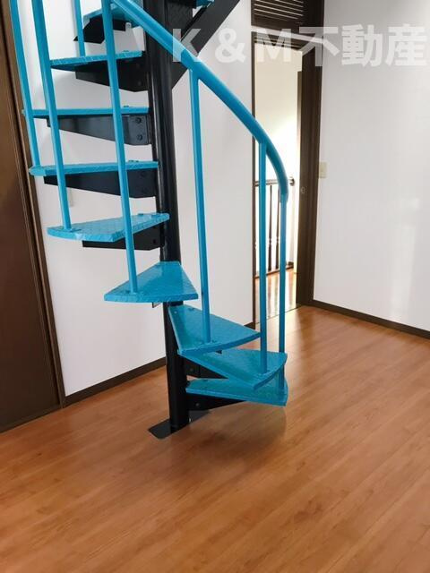 立花戸建てのその他|２階洋間６帖とロフトに上る周… 