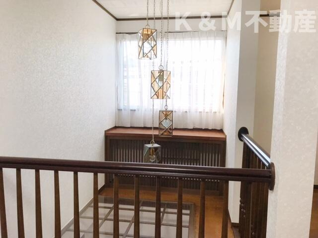 立花戸建てのその他|リビングから見下ろせる吹き抜… 