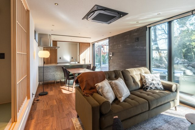 【居間・リビング】 | Vilike八幡野E | 開口部が広く明るいLDK