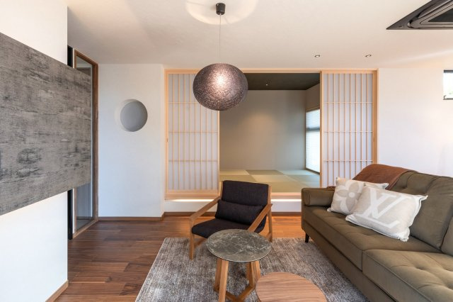 【居間・リビング】 | Vilike八幡野E | 隣室に和室のある間取り