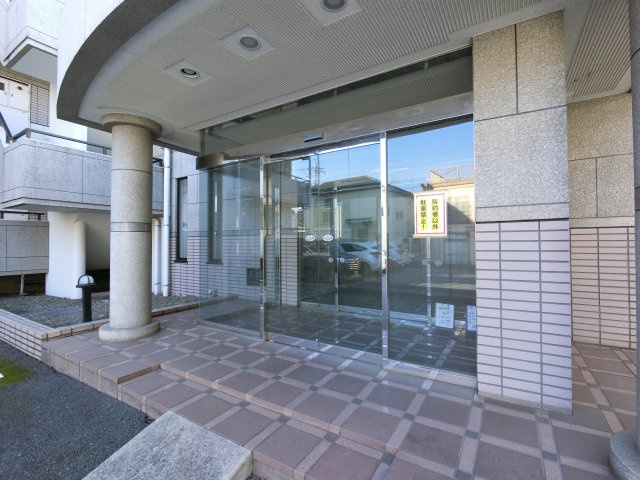 ロイヤルコーポ椿森のエントランス