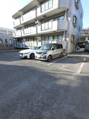 ロイヤルコーポ椿森の駐車場